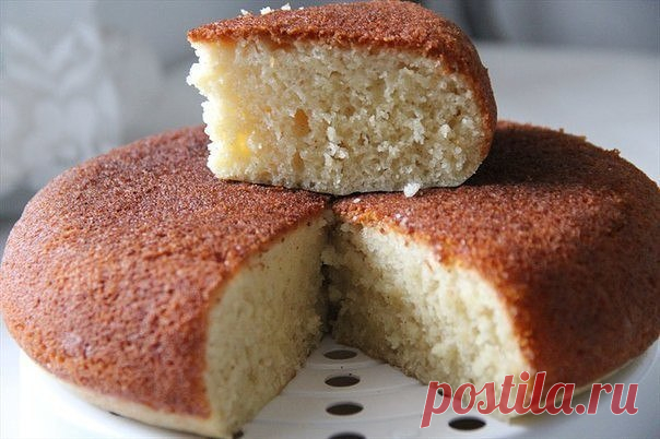 МОКРЫЙ МАННИК - ЭТО НЕЧТО-ОЧЕНЬ ВКУСНОЕ-НЕЖНОЕ

ИНГРЕДИЕНТЫ:
1 ст. кефира
1 ст. манки
1 ст. муки
1 ст. молока
1 ст. сахара
1 крупное яйцо
1 ч.л. соды
1 пакетик ванилина

ПРИГОТОВЛЕНИЕ:
Разбиваем яйцо в миску. Мне яйца попались слишком мелкие, поэтому я использовала 2 шт.Добавляем в миску кефир и взбиваем венчиком.Добавим 1 ч.л. соды. Гасить ее уксусом не обязательно, поскольку кефир — продукт кисломолочный. Отправляем в миску манку, сахар и ванилин, продолжаем мешать, пока...
