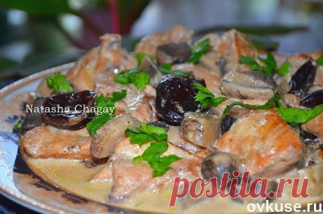 Курица с грибами и черносливом в сметане - Простые рецепты Овкусе.ру