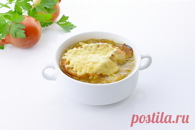 Луковый суп по классическому проверенному рецепту с пошаговыми фото. Суп наливается в огнеупорные миски и подается с гренками, посыпанными сыром. Один ингредиент дает потрясающий вкус и аромат. Указаны калорийность и время приготовления.