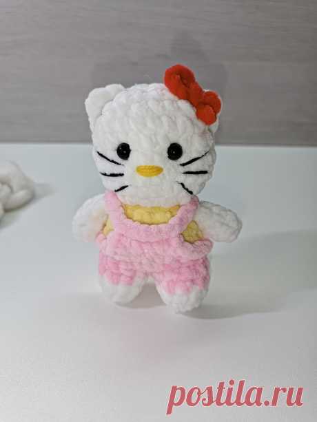 PDF Кошечка Hello Kitty крючком. FREE crochet pattern; Аmigurumi animal patterns. Амигуруми схемы и описания на русском. Вязаные игрушки и поделки своими руками #amimore - маленькая кошечка Хелло Китти из плюшевой пряжи, плюшевая кошка Hello Kitty, котик, котёнок, кот.