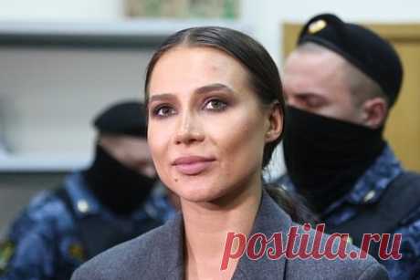 Следователя по делу блогера Лерчек заподозрили в сговоре и отстранили. Следователя по делу блогера Валерии Чекалиной, известной как Лерчек, заподозрили в сговоре с адвокатом Михаилом Мушаиловым. По данным канала, в рамках дела стилиста Эльвиры Янковской, которую Чекалина обвинила в продаже поддельных сумок, следователь подготовила четыре документа с разными обвинениями.