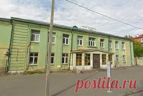 В Казани снесут старое здание тубдиспансера. В Казани запланировали снос старого здания противотуберкулезного диспансера, которое располагается по адресу улица Шаляпина, дом 20. Подрядчику придется снести не только двухэтажную поликлинику с пристроем, возведенную в 1905 и перестроенную в 1986 году, но и ряд других объектов.