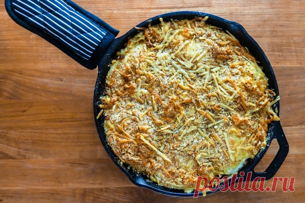 Запеченные в сковороде яйца с сыром