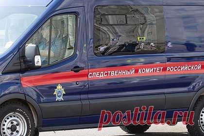 Россиянин на машине сбил двух братьев после ссоры. В Омской области 43-летний местный житель напал на своих братьев. 1 октября фигурант в кафе поссорился с двумя братьями. После этого он сел в машину Honda Stepwgn и сбил родственников. Один из них не выжил. По факту произошедшего возбуждено дело о расправе и покушении. Россиянина задержали.