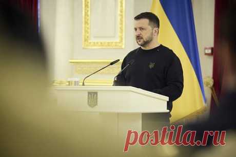 Зеленский признал нехватку украинским войскам ракет ПВО. Президент Украины Владимир Зеленский заявил, что ВСУ уже скоро может не хватить ракет противовоздушной обороны при высокой интенсивности обстрелов. По словам главы государства, российские войска интенсивно ведут боевые действия. Украинский политик отметил, что «есть моменты, когда может сработать только Patriot».