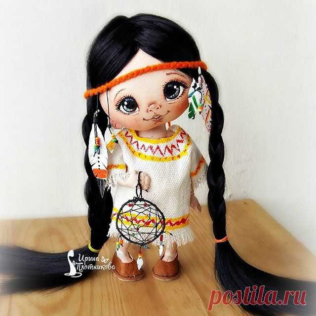 Ну вотЬ мы какие)))Косы черные до земли,...перья,..ловец снов,..все дела)

А как называют индейца женского пола ИНДЕЙКА чтоли😂😂😂?
#СладулькиотИриски 
#авторскаяработа 
#кукларучнойработы