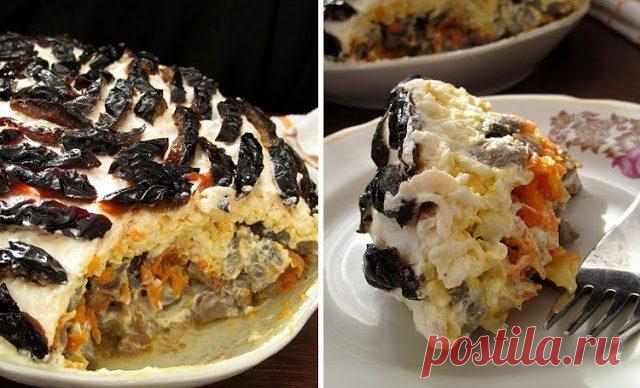 Изумительно вкусный слоеный салат с печенью, грибами, черносливом (без майонеза!) Изумительно вкусный салатик с куриной печенью! Вкус очень гармоничный, а сочетание печень+грибы+чернослив как нельзя удачное! Но основная «фишка» этого салата — это отсутствие в нем майонеза… вместо него я использовала заправку из сметаны и сыра феты. Эта заправка и вкуснее и полезнее любого майонез