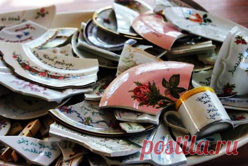 Не от скуки - на все руки! - Разбитая посуда. Эта игра проводится так же, как и игра «Сломанные игрушки» для детей 3 лет.