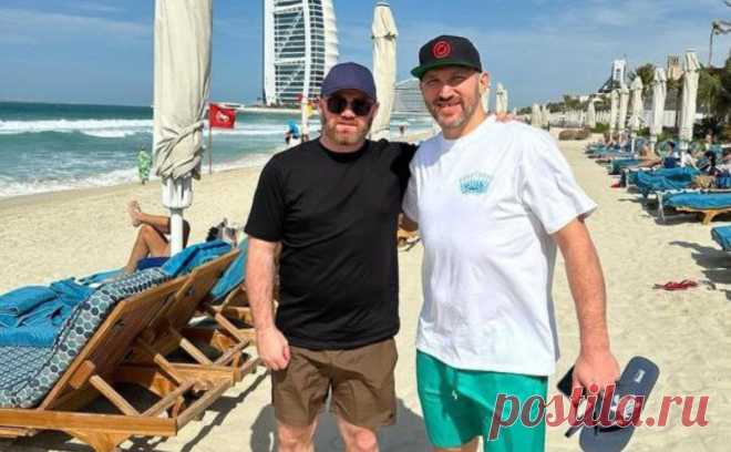 Экс-звезда МЮ опубликовал фотографию с Овечкиным с пляжа в ОАЭ. Александр Овечкин присоединился к семье, которая проводит отпуск в Дубае. Там он встретился с уволенным в начале года из «Бирмингема» Уэйном Руни, который назвал россиянина легендой НХЛ и хорошим другом