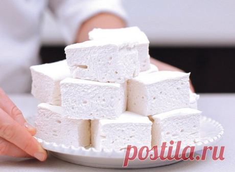 ДОМАШНИЙ ЗЕФИР 🍥 Не навредит фигуре, а еще и безумно вкусный! Нам понадобится: ● Кефир — 1 л ● Сметана нежирная — ¾ стакана ● Сахар — 1 стакан ● Желатин — 2 ст. л ● Вода — 2 стакана ● Ванильный сахар — ½ пакетика. Приготовление: 1. Желатин замочить в теплой воде на 30-40 минут, затем на медленном огне, непрерывно размешивая, довести до кипения, снять с огня и охладить до комнатной температуры. 2. Кефир, сметану, обычный и ванильный сахар перемешать и взбивать венчиком или миксером в течение…