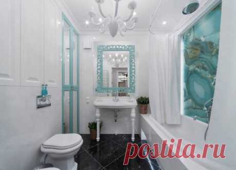 Ванная комната в стиле неоклассика (современная классика) с фасадами с выступающей филенкой, белыми фасадами, полновстраиваемой ванной, душем над ванной, полом из керамогранита в черном цвете, консольной раковиной