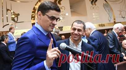 «Устанавливать рекорды мира нам никто не запретит»: Попов о решениях МОК, бассейне в Екатеринбурге и школе своего имени. Всё происходящее с россиянами в мировом спорте выглядит диковато хотя бы потому, что никак не вписывается в рамки хартии. Об этом в интервью RT сказал четырёхкратный олимпийский чемпион по плаванию Александр Попов. По его словам, те Игры, в которых он принимал участие, были совсем другими и по ценностям, и по духу, и по отношению к ним людей. Легендарный спринтер также…