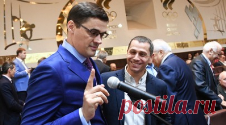 «Устанавливать рекорды мира нам никто не запретит»: Попов о решениях МОК, бассейне в Екатеринбурге и школе своего имени. Всё происходящее с россиянами в мировом спорте выглядит диковато хотя бы потому, что никак не вписывается в рамки хартии. Об этом в интервью RT сказал четырёхкратный олимпийский чемпион по плаванию Александр Попов. По его словам, те Игры, в которых он принимал участие, были совсем другими и по ценностям, и по духу, и по отношению к ним людей. Легендарный спринтер также…