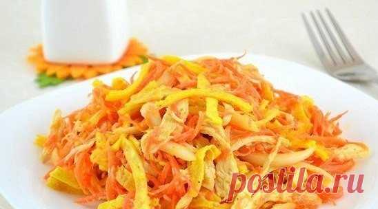 Оригинальный куриный салат с омлетной лентой и морковью по-корейски