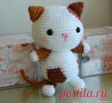 Котенок. Автор: amigurumika Голова:&nbsp;1 ряд: набрать 2 вп и провязать 6 сбн во вторую от крючка петлю [6].&nbsp;2 ряд: * прибавка *. Повторить * 6 раз [12].&nbsp;3 ряд: * 1 сбн, прибавка*. Повторить * 6 раз [18].&nbsp;4 ряд: * 2 сбн, прибавка*. Повторить * 6 раз [24].&nbsp;5 ряд: * 3 сбн, прибавка*. Повторить * 6...