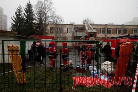 Число погибших из-за падения вертолета возле детсада под Киевом выросло до 16. В результате падения вертолета возле детского сада в Броварах погибли 16 человек. Об этом сообщил глава Национальной полиции Украины Игорь Клименко. Он уточнил, что среди погибших есть двое детей, еще девять жертв крушения находились на борту вертолета. Отмечается, что 22 пострадавших уже находятся в больнице.