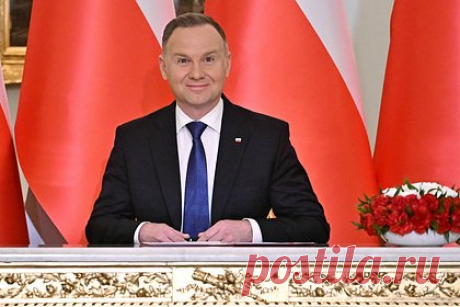 Президент Польши созвал срочное совещание с военными из-за НЛО с Украины. Президент Польши Анджей Дуда созвал срочное совещание с военным руководством страны из-за неизвестного летающего объекта (НЛО). Сообщается, что президент обсудил по телефону ситуацию с нарушением границы объектом с министром национальной обороны Владиславом Косиняком-Камышем.