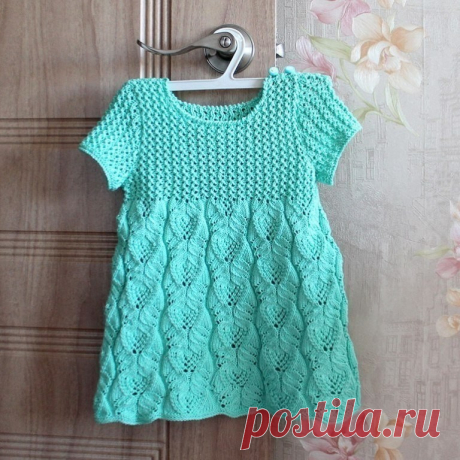 ПРЕЛЕСТНОЕ ПЛАТЬИЦЕ ДЛЯ МАЛЫШКИ 1-2 ЛЕТ.
Пряжа - мерсеризованный хлопок LILY от VITA cotton, цвет 1610, в реале немного ярче, чем на картинках в интернет-магазинах, 125 м/50гр. Ушло около 200 гр. Заявлены спицы 3,5 - 4, я вязала на двоечке. 
Юбочная часть 

У имеющихся платьев/туник обхват подола не менее 70 см. Образец получился 25п. - 8,5 см. Т.е. нужно более 200 петель. С учетом раппорта (20 или 40 петель) и увеличения подола в большую сторону (на вырост) набрала 220 пе...