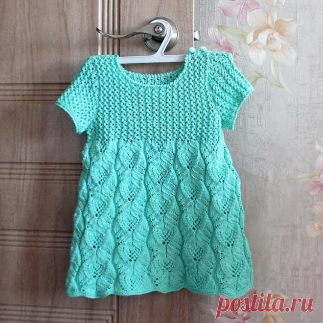 ПРЕЛЕСТНОЕ ПЛАТЬИЦЕ ДЛЯ МАЛЫШКИ 1-2 ЛЕТ.
Пряжа - мерсеризованный хлопок LILY от VITA cotton, цвет 1610, в реале немного ярче, чем на картинках в интернет-магазинах, 125 м/50гр. Ушло около 200 гр. Заявлены спицы 3,5 - 4, я вязала на двоечке. 
Юбочная часть 

У имеющихся платьев/туник обхват подола не менее 70 см. Образец получился 25п. - 8,5 см. Т.е. нужно более 200 петель. С учетом раппорта (20 или 40 петель) и увеличения подола в большую сторону (на вырост) набрала 220 пе...