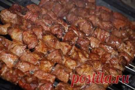 Фантастически мягкое мясо на шашлыки за полчаса. Сохрани себе на страницу, чтобы не потерять этим летом! 
3 способа: 
1. Рецепт весьма прост. На 2 кг мяса — 1 большой киви или 2 маленьких. Спелые разминаем руками и перемешиваем с мясом, а твёрдые киви режем на мелкие кусочки и тоже перемешиваем с мясом. Специи и лук — как любите. Мясо всегда становилось мягким всего за полчаса!!! 
2. Два граната (желательно не гранатовый сок, а именно гранат), либо стакан сока, 2/3 стакана сухого красного вин