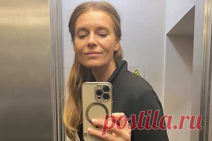 45-летняя Любовь Толкалина снялась без макияжа. Российская актриса Любовь Толкалина показала естественную внешность напротив зеркала в лифте. 45-летняя знаменитость снялась в черном плаще и брюках, дополнив свой образ небольшой сумкой в тон на длинном ремешке. При этом на фото на лице звезды отсутствует макияж. Кроме того, Толкалина распустила длинные волосы.