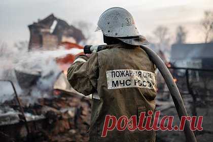 Двое взрослых и двое детей заживо сгорели при пожаре в российском доме. В городе Верещагино Пермского края четыре человека, среди которых двое детей, погибли при пожаре в деревянном доме. Об этом сообщается на сайте управления Следственного комитета (СК) по российскому региону. Пожар начался вечером в понедельник, 1 мая, в деревянном доме по улице Садовой.