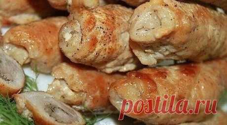 Блюдо - бомба! Женщины в восторге от красоты, мужчины - от вкуса! Здесь есть всё!

СВИНЫЕ РУЛЕТЫ

Ингредиенты:
Показать полностью…

- 500 гр свиной шейки
- 300 гр шампиньонов
- 1 большая луковица
- 0,5 стакана красного вина
- 150 гр сыра
- 1-2 груши
- соль, перец

Ингредиенты:

1. Мясо нарезаем на продолговатые ломтики, отбиваем, солим, перчим. Лук нарезаем
полукольцами, грибы - пластинами, грушу - небольшими кусочками. Сыр нарезаем полосочками толщиной 0,5*0,5 см.
2. Лучо...