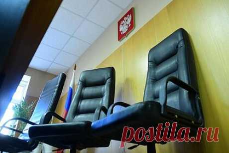 Бывший полицейский пойдет под суд за развращение школьниц и хранение оружия. В Тульской области 32-летний бывший полицейский предстанет перед судом за развращение российских школьниц и хранение оружия. Злоумышленник познакомился в одной из социальных сетей с девочками, не достигшими 14 и 16 лет. В ходе переписки он выманил у подростков интимные фотографии и начал шантажировать их.