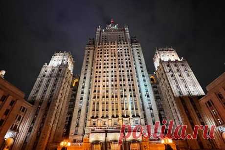 МИД РФ предупредил о реакции Запада на предстоящие выборы в России. Не стоит ожидать позитивных оценок организации предстоящих в 2024 году президентских выборов в России со стороны Запада. Об этом заявил спецпредставитель МИД РФ по вопросам сотрудничества в области обеспечения права на свободу вероисповедания посол по особым поручениям Геннадий Аскальдович.