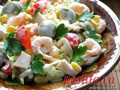 Салат с креветками, кальмарами, оливками и кукурузой рецепт с фото - 1000.menu