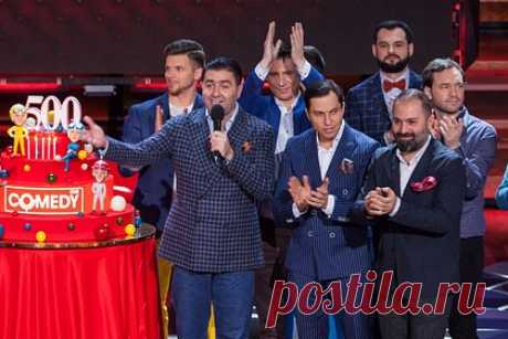 Воля показал закулисье съемок Comedy Club на фоне слухов о приостановке шоу ТНТ. Популярный российский комик, резидент и ведущий шоу Comedy Club Павел Воля показал закулисье программы на фоне слухов о приостановке производства развлекательных шоу на телеканале ТНТ. «На месте! Работаем! Ловите новые выпуски Comedy каждую пятницу в 21:00 на ТНТ. Мы с вами!» — подписал видео ведущий шоу.