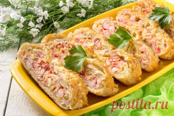 ПИРОГ ИЗ СЛОЕНОГО ТЕСТА С КРАБОВЫМИ ПАЛОЧКАМИ И СЫРОМ – БУДЬ В ТЕМЕ