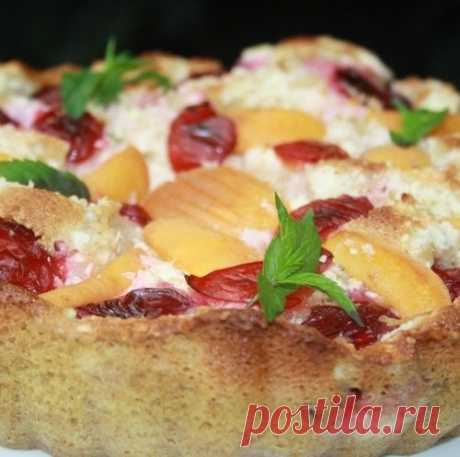 Пирог с летними фруктами и творогом в микроволновой печи за 10 минут