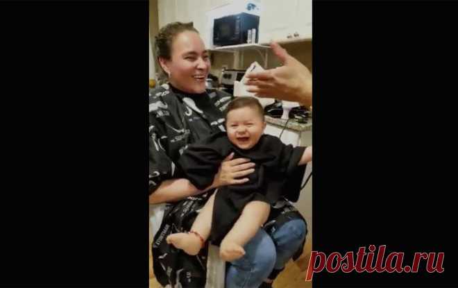 Боже, я сейчас взорвусь! Видео о хохочущем в салоне малыше заряжает