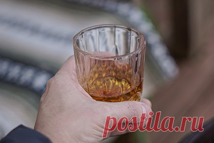 Производители рассказали о замене импортного виски российским. Российский виски на основе иностранных и местных дистиллятов уверенно обходит многие импортные аналоги по качеству. По словам участников рынка, также увеличивается популярность российского напитка у потребителя. По их мнению, через 3-5 лет вырастет и его доля на рынке.