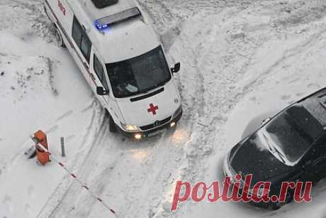 Школьник примерз к памятнику в российском городе. Школьник из Череповца Волгоградской области примерз к памятнику «Преемственность поколений». Ребенок лизнул железную скульптуру и после этого не смог отделить от нее свой язык. Прибывшие на место сотрудники скорой помощи помогли мальчику освободиться.