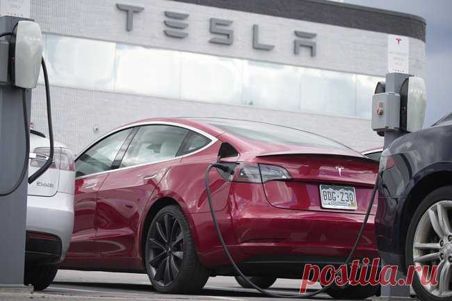 Tesla сравнила расходы на электромобиль и обычную машину Сравнила цену эксплуатации электрокара с бензиновым автомобилем фирма Tesla Илона Маска, выпустившая специальный отчет, доступный на сайте компании. В качестве альтернативы были выбраны японская Toyota Camry и немецкая BMW 3. Электрокар пока проигрывает и в эксплуатации, и во владении (цена ...