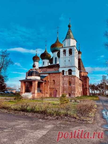 Ростов Великий — один из древнейших городов страны. Сегодня его называют колыбелью исконно русской архитектуры, православной столицей и жемчужиной городов Золотого кольца России. На Ростовской земле сохранились тысячелетние полноводные озера, березовые рощи и ценнейшие памятники истории и культуры.