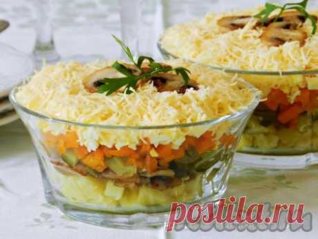 Салат с жареными шампиньонами и огурцами очень вкусный и красивый!