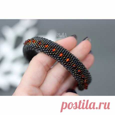 ПРОДАН. SOLD
Обожаю эти капли-бусины! Металлизированные внутри, за счет преломления света выглядят очень притягательно✨
Последнее время, доделывая каждое украшение, сталкиваюсь с каким-либо препятствием. В этот раз на самом интересном месте кончились нитки. Побегала с бобинкой по магазинам, такого номера такого вида не существует😱  Пришлось выбирать на глаз - угадала;) А производитель просто ошибся в нумерации.
_________
Браслет связан из японского бисера и бусин-капель, ...