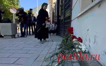 Как москвичи несут цветы к посольству Ирана после авиакатастрофы. Москвичи несут цветы к посольству Ирана в память о погибшем президенте страны Эбрахиме Раиси.