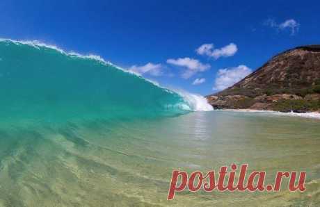 Волна на побережье острова Оаху, Гавайи, США