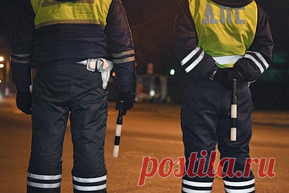 Инспектор ДПС избил россиянина за непристегнутый ремень и получил условный срок. В Крыму сотрудник ГИБДД избил задержанного мужчину, который отказался пристегнуться в служебной машине по дороге в отдел. Во время судебного заседания инспектор сообщил, что такими действиями пытался успокоить задержанного. Его приговорили к трем годам условно с лишением звания старшего лейтенанта.