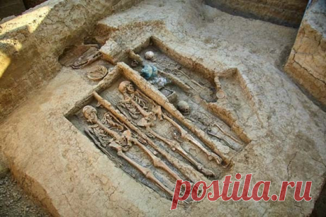 Археологи нашли скифскую гробницу в Сибири В Сибири международной группой российско-швейцарских археологов были обнаружены новые доказательства жизнедеятельности скифов, которые обитали в том регионе около трех тысяч лет назад. Специалисты обнаружили комплекс, который включает гробницы и сооружения неизвестного ранее типа....