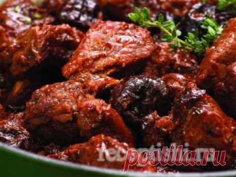 Мясо тушеное с черносливом и томатами