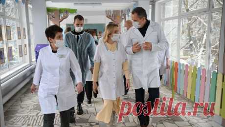 Гладков и Львова-Белова посетили детей, пострадавших во время обстрела Белгорода. Губернатор Белгородской области Вячеслав Гладков и уполномоченный по правам детей Мария Львова-Белова навестили детей в московской больнице, пострадавших от обстрела Белгорода Вооруженными силами Украины (ВСУ). Об этом Гладков рассказал в ...