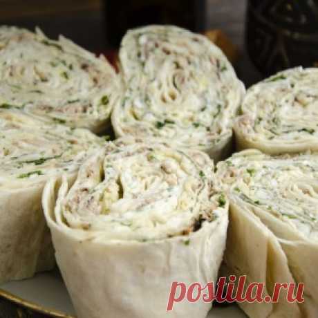 Рулет из лаваша с сайрой, яйцами и сыром