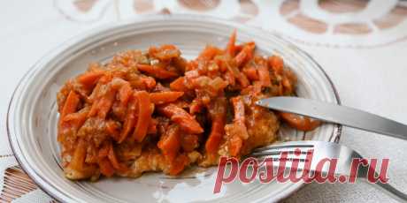 Рыба, запечённая с морковью и луком: рецепт - Лайфхакер