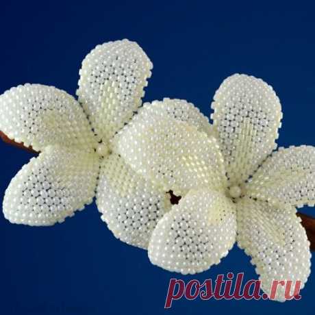 (31) Plumeria flower hair stick - pearly pale ivory - two beaded flowers | Бисерные броши и кулоны