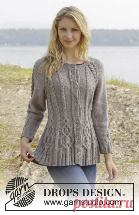 Von oben nach unten gestrickte DROPS Jacke in ”Karisma” mit Zopfmuster und Raglanärmeln. Größe S-XXL. ~ DROPS Design